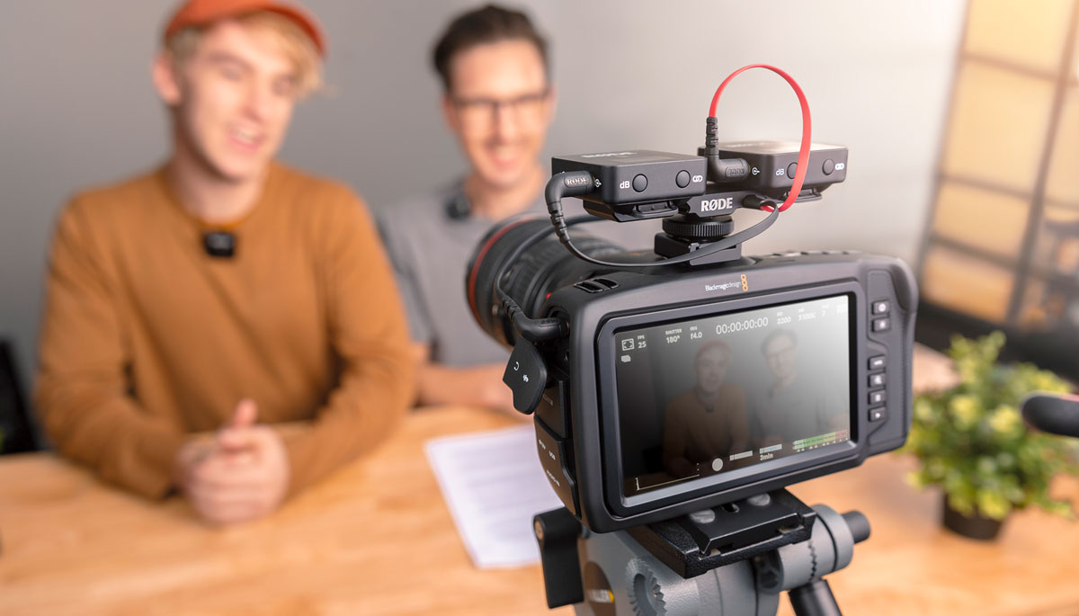 RØDE SC11 Y-Splitter Cable on camera in front of people