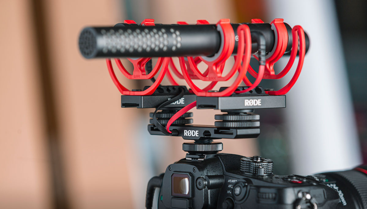 RØDE DCS-1 Dual Cold Shoe Mount on camera zoomed in